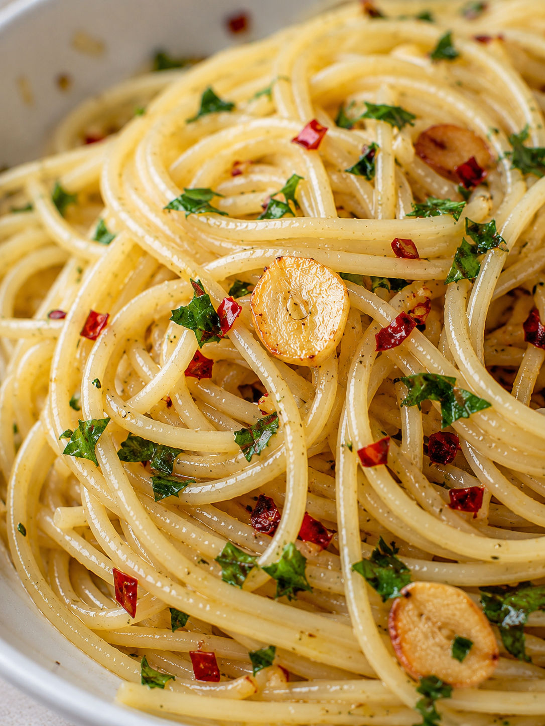 Spaghetti Aglio e Olio, plated and served