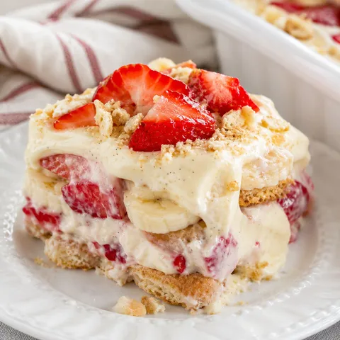 Strawberry banana pudding with wafers, bananas, and fresh strawberries