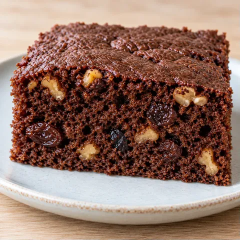 Chocolate sheet cake with vanilla and raisins — walnuts