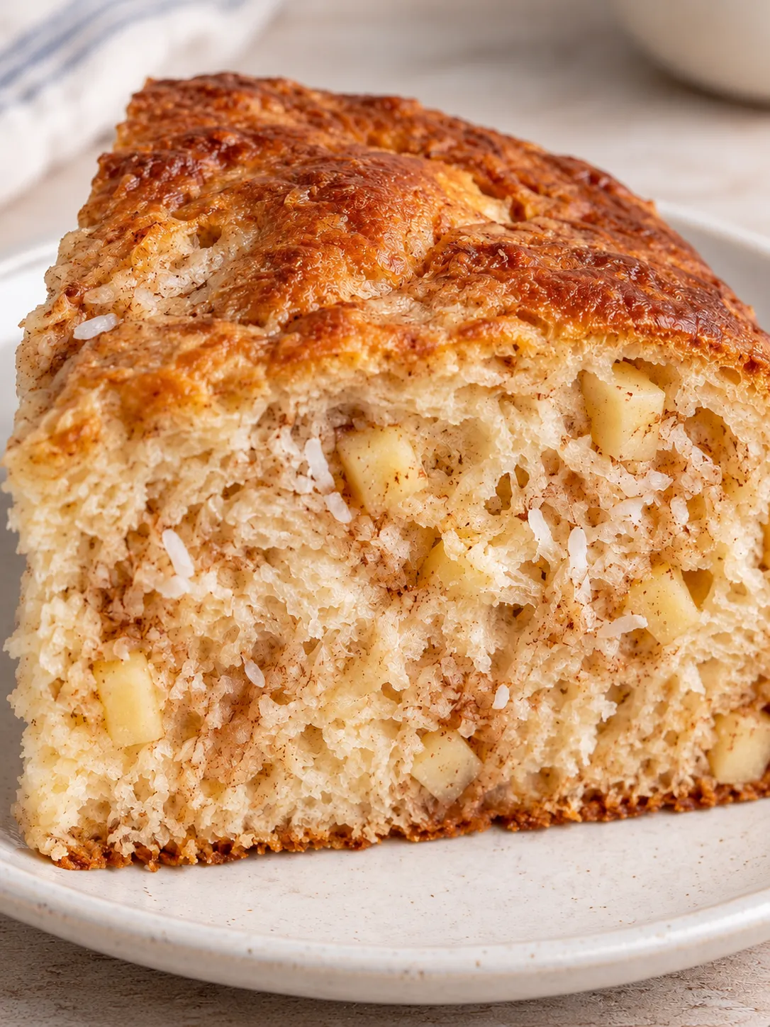 Sweet yeast cake with cinnamon and apple — coconut