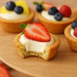 Des mini-tartes de fruits et de crème glacée.